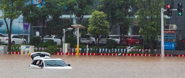 摄图网_501643936_wx_城市暴雨街道洪水内涝（企业商用）