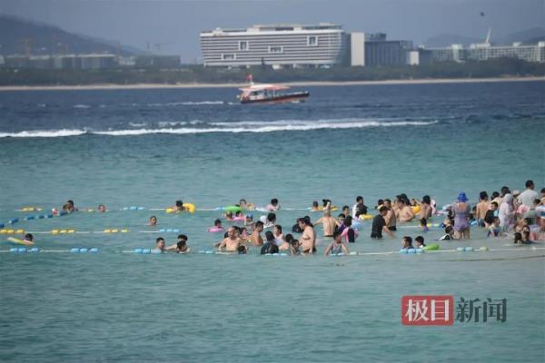 游客潜水中遭摘面罩推销拍照，三亚警方公开征集线索