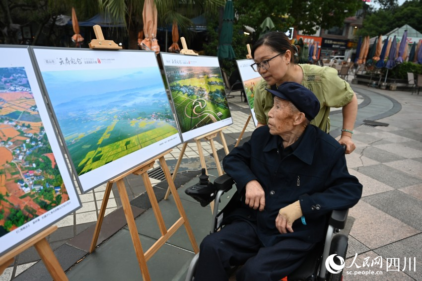 眉山市“天府粮仓”示范区建设摄影大赛第一阶段入选作品展出，吸引市民驻足欣赏。袁志福摄